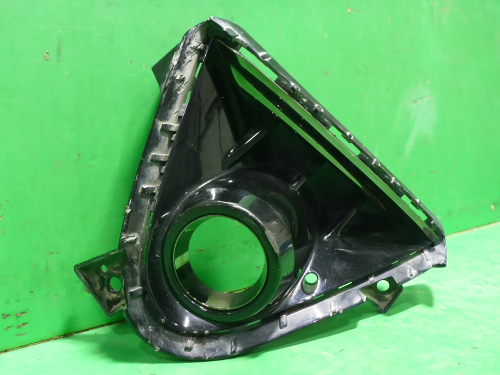 Рамка противотуманной фары левой
