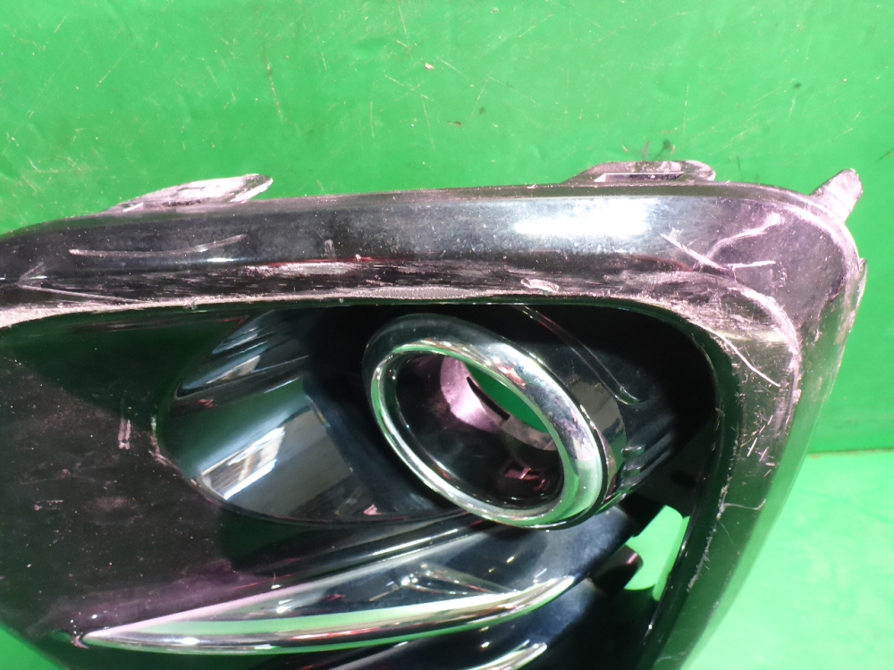 Рамка противотуманной фары левой