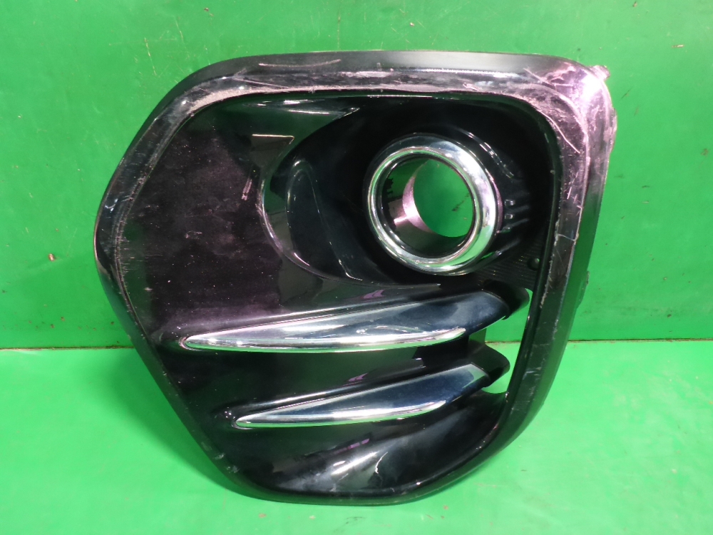 Рамка противотуманной фары левой