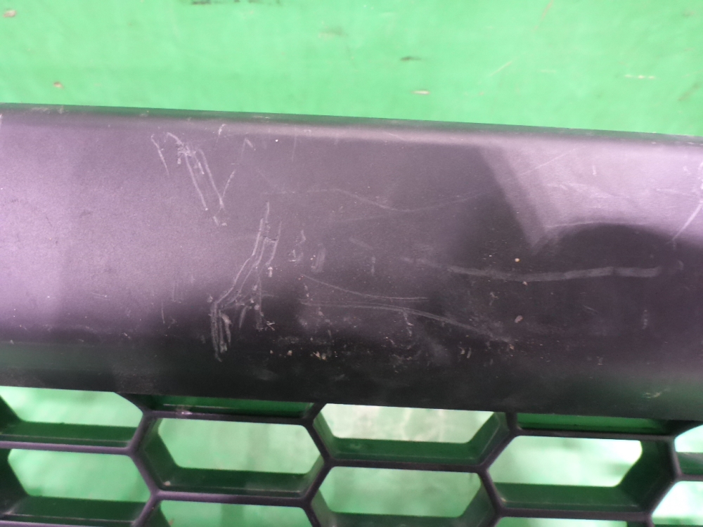 Решетка в бампер центральная