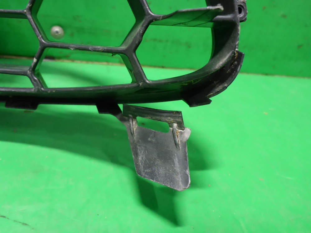 Решетка в бампер центральная