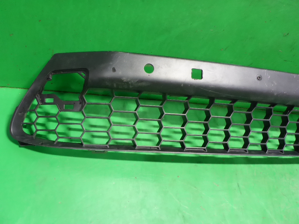 Решетка в бампер центральная