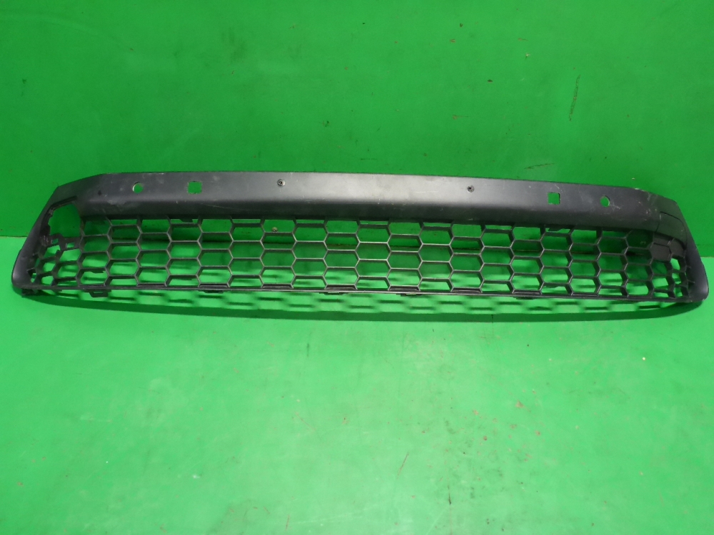Решетка в бампер центральная