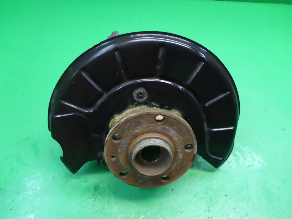 Кулак поворотный передний правый