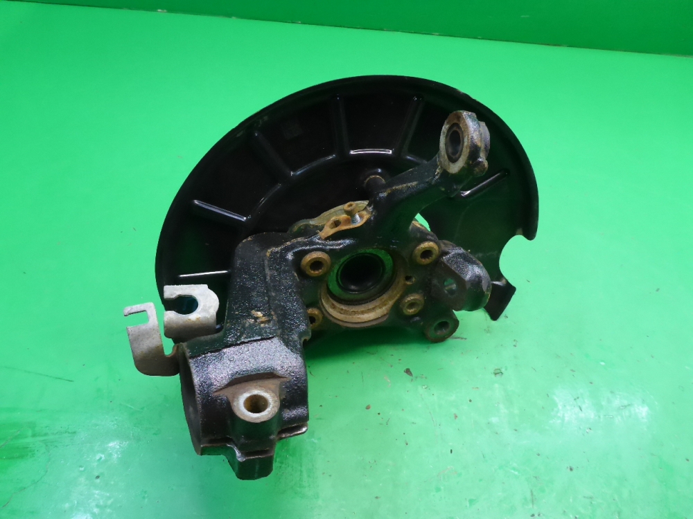 Кулак поворотный передний правый