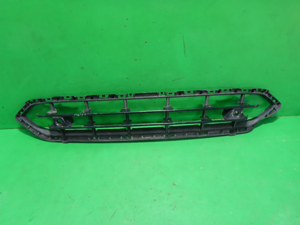 Решетка в бампер центральная
