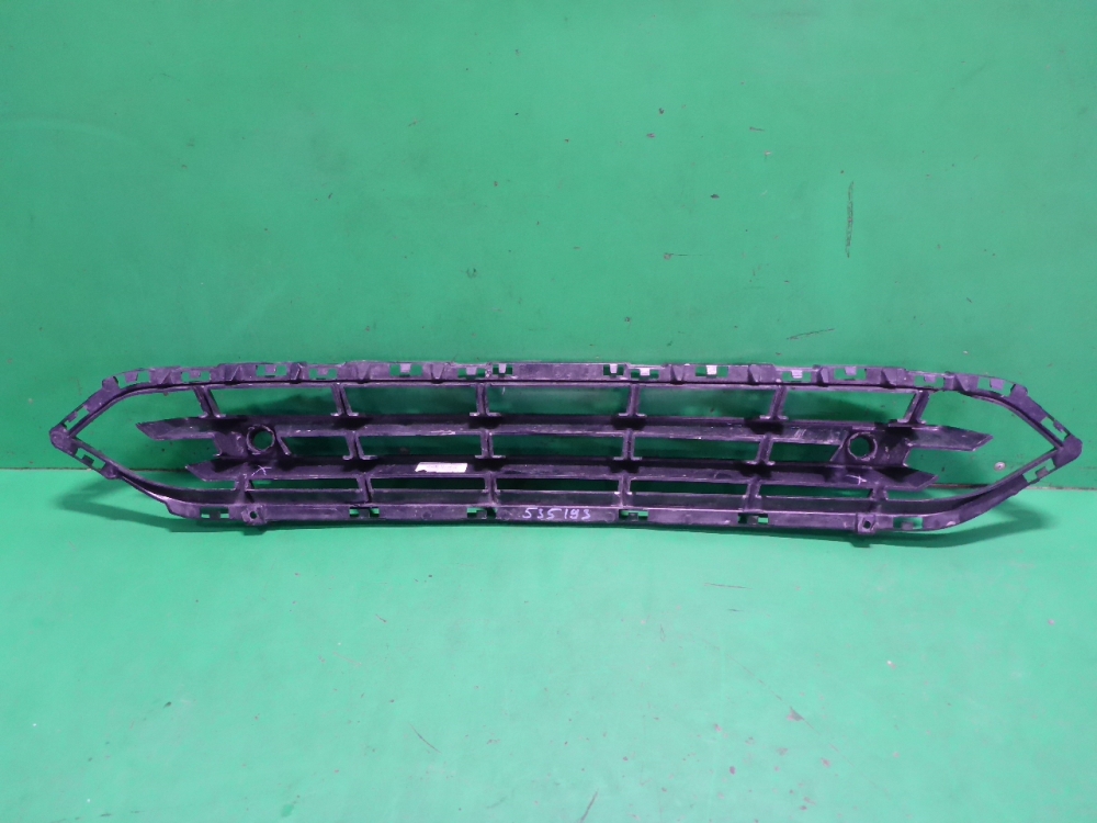 Решетка в бампер центральная
