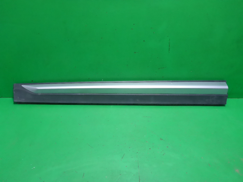 Накладка двери передней левой