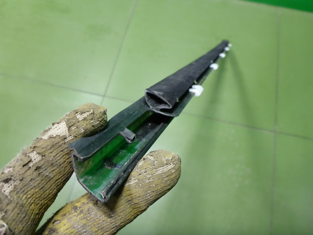 Уплотнитель стекла двери