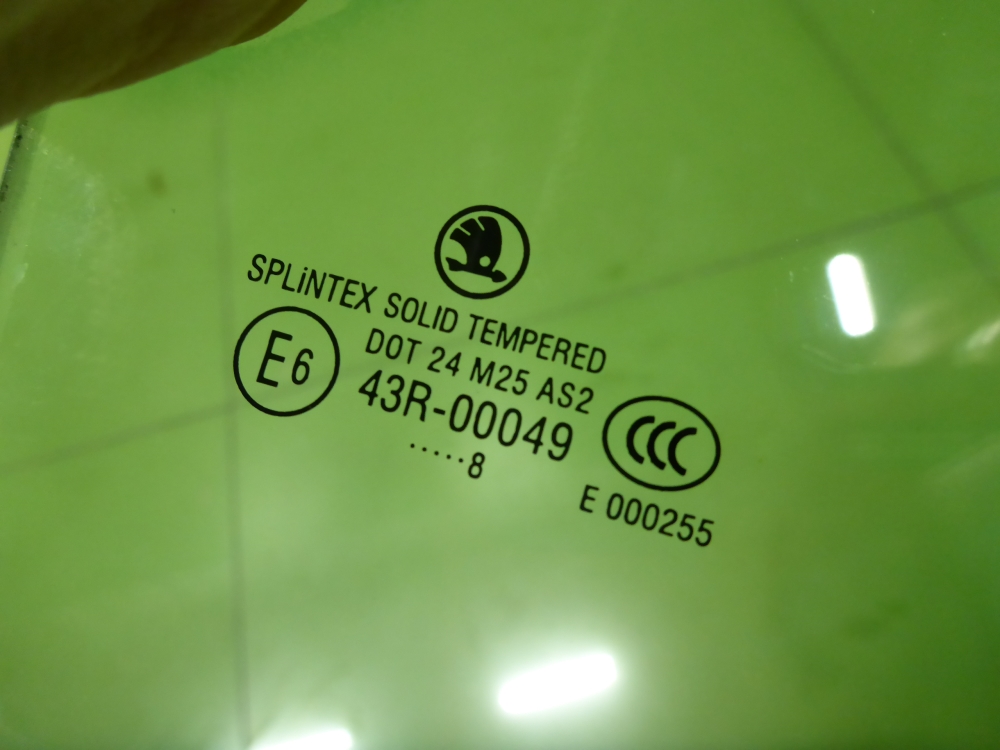 Стекло двери задней правой