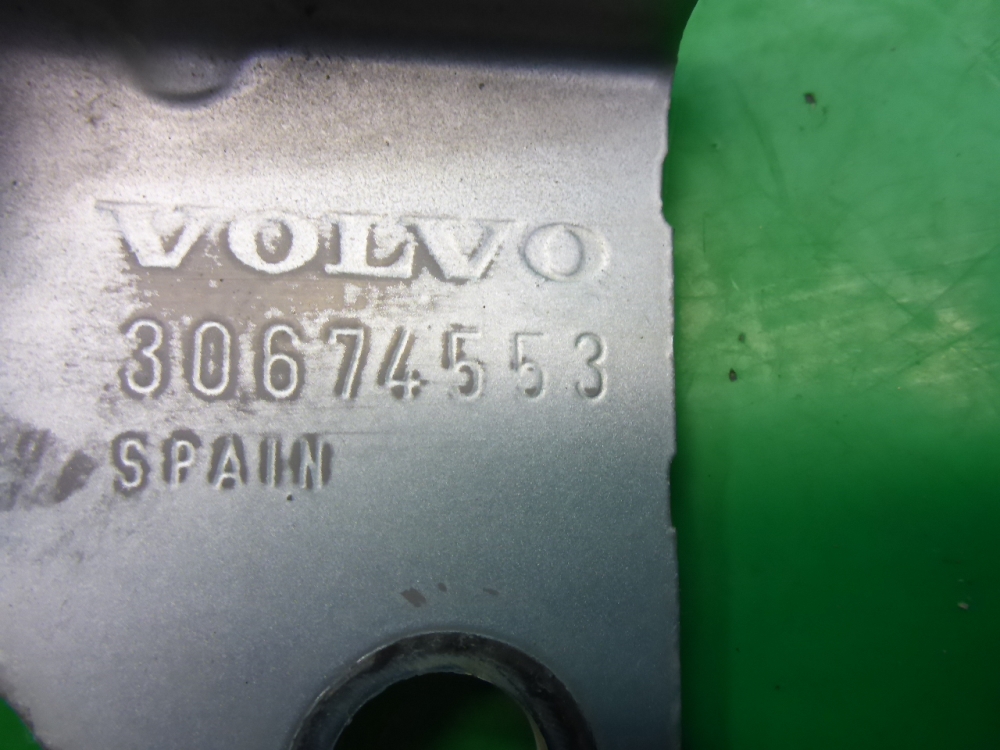 Петля крышки багажника