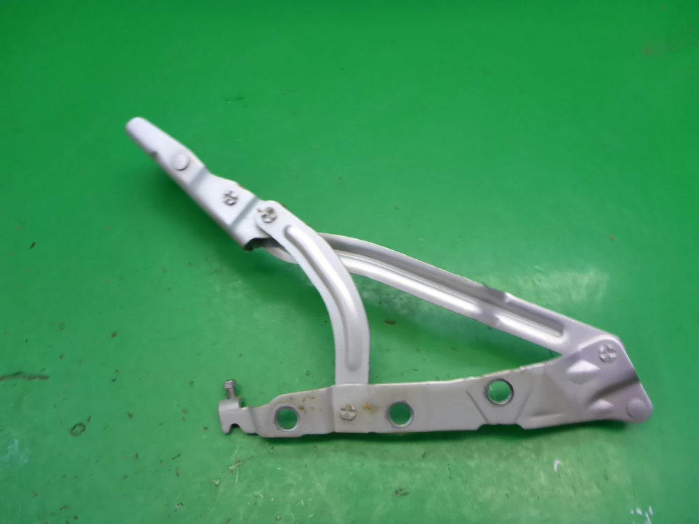 Петля крышки багажника