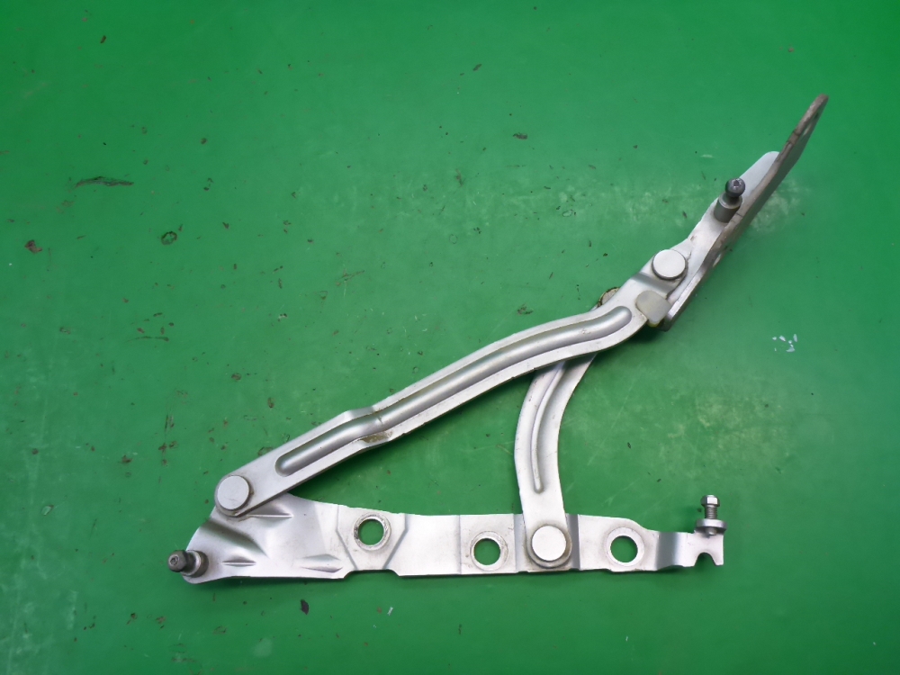 Петля крышки багажника