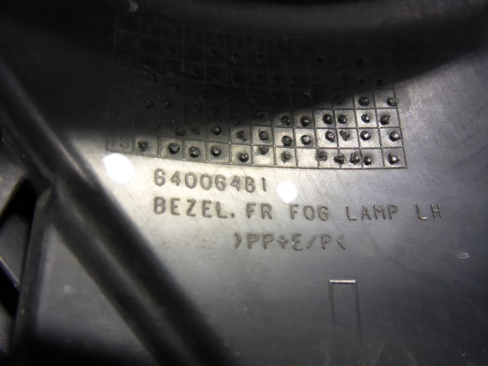 Рамка противотуманной фары левой