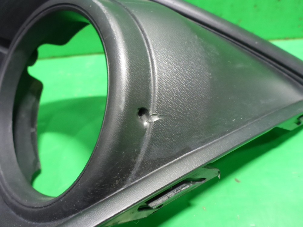 Рамка противотуманной фары левой