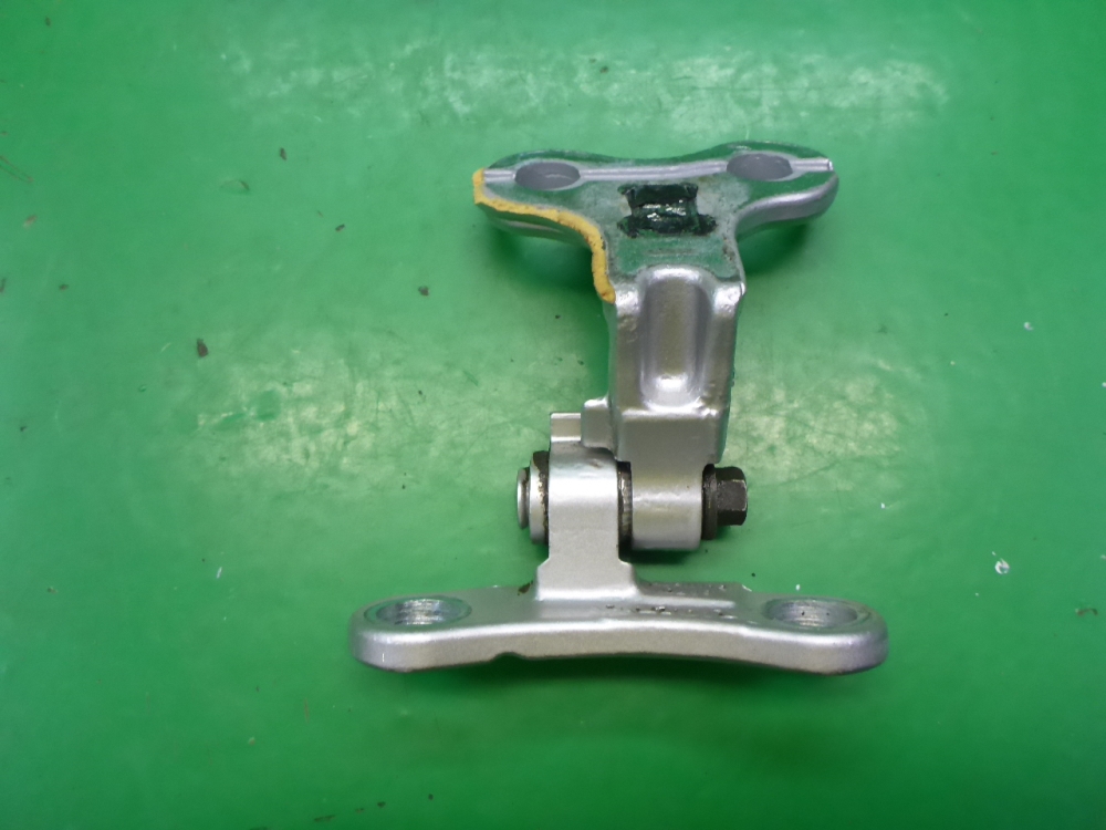 Петля двери передней левой верхняя