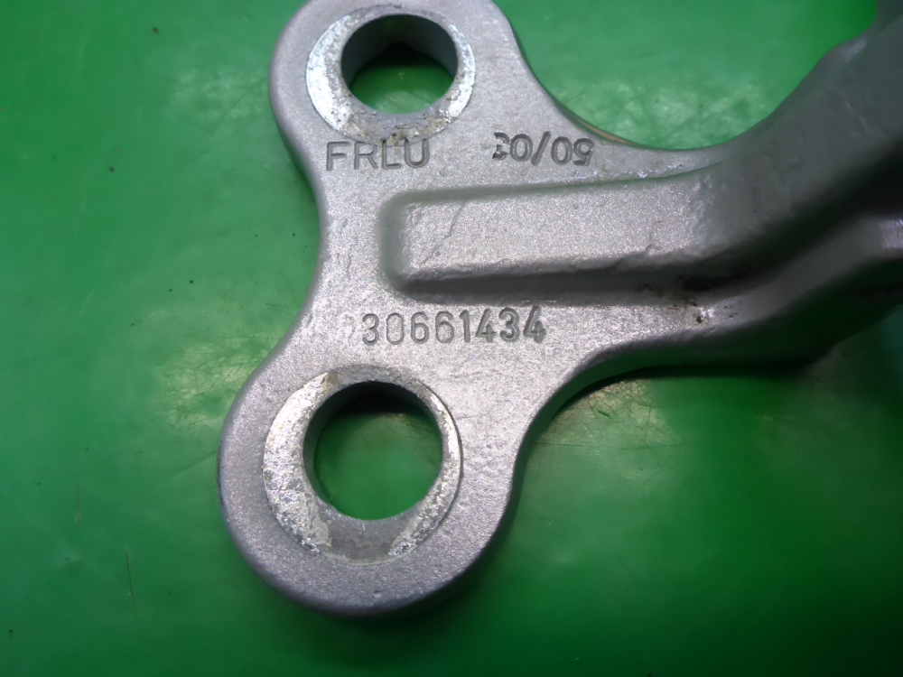 Петля двери передней левой верхняя