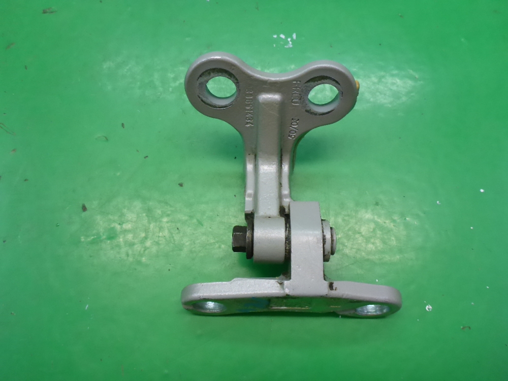 Петля двери передней левой верхняя