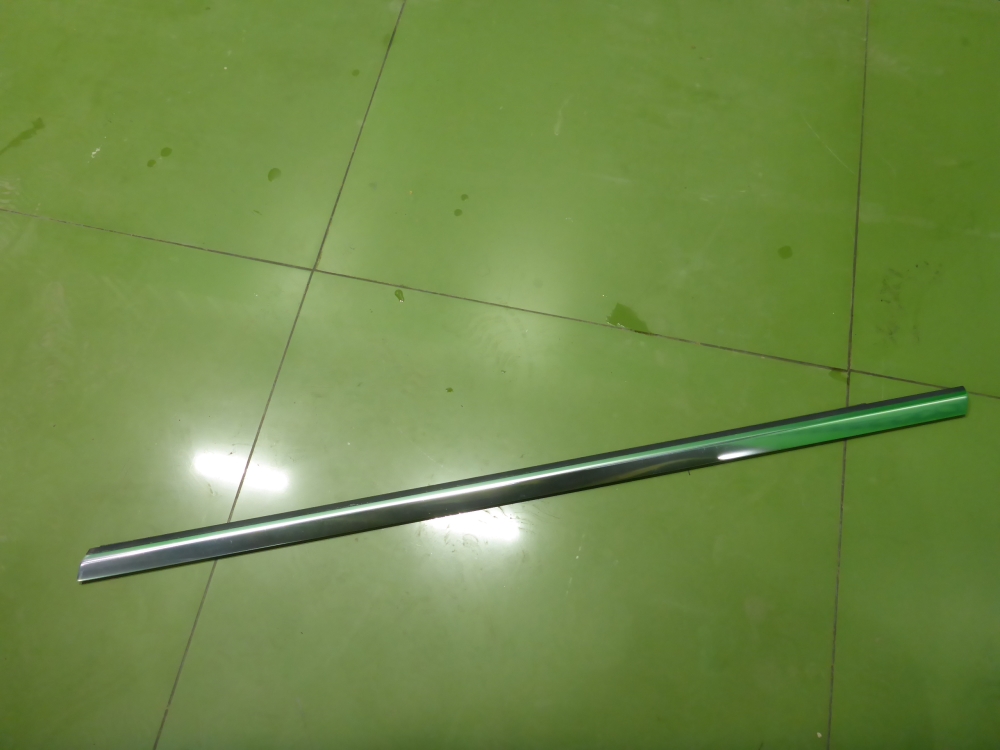 Накладка лобового стекла левая