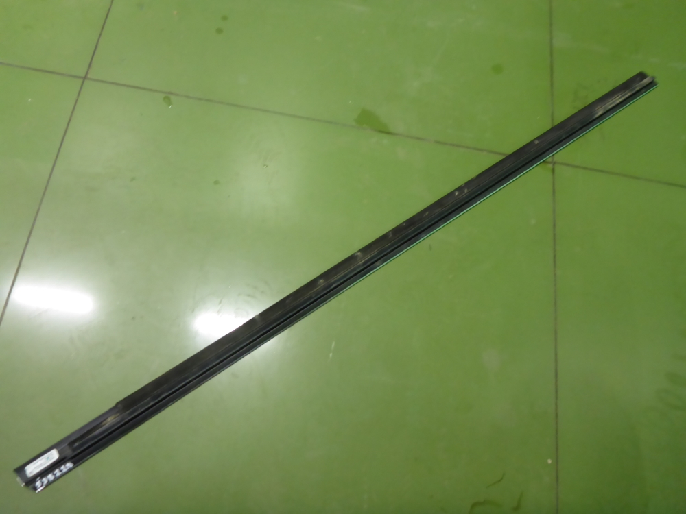 Накладка лобового стекла левая