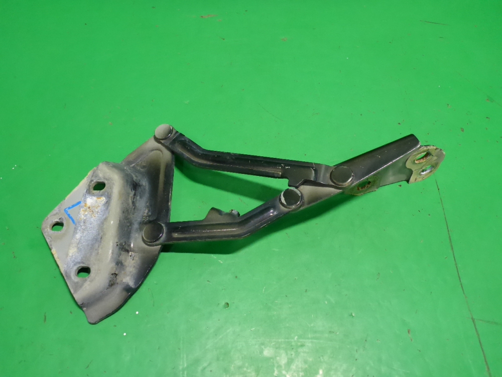 Петля капота левая