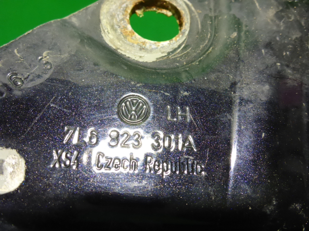 Петля капота левая