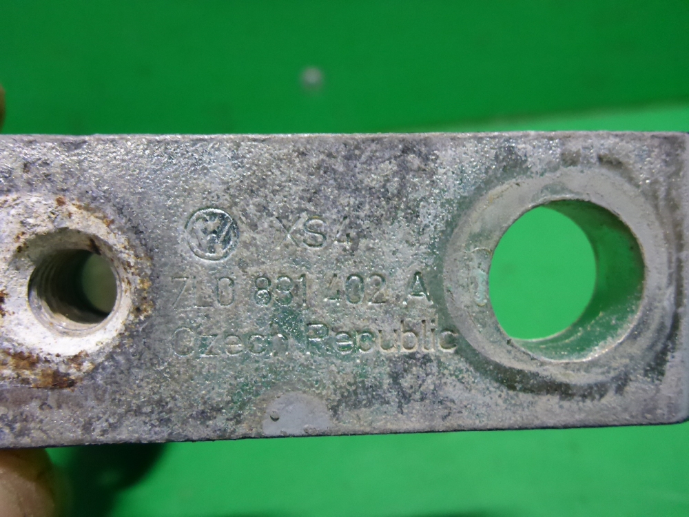 Петля двери передней правой верхняя