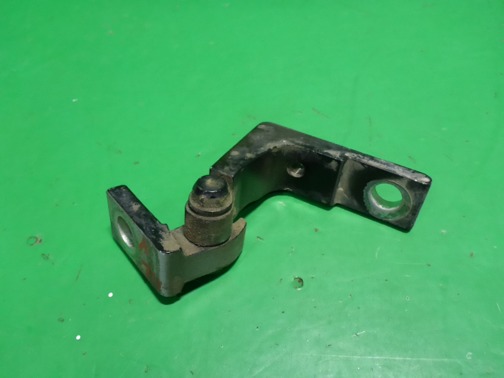 Петля двери передней левой верхняя