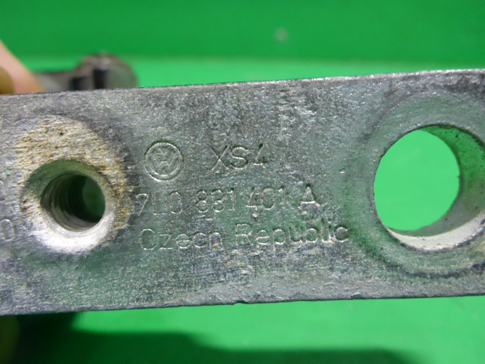 Петля двери передней левой верхняя