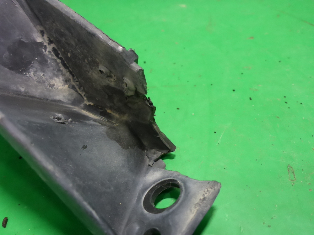 Кронштейн заднего бампера правый