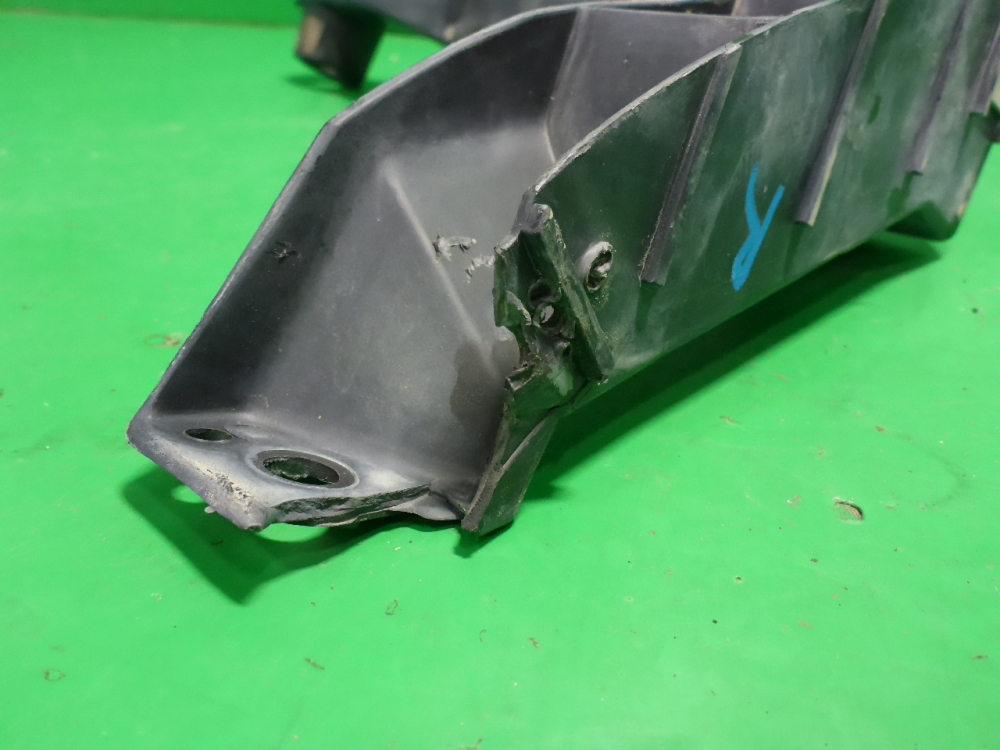 Кронштейн заднего бампера правый