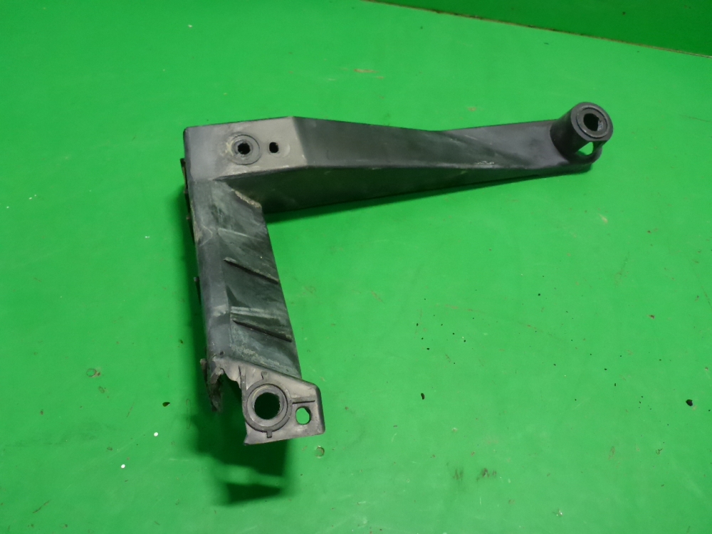 Кронштейн заднего бампера правый