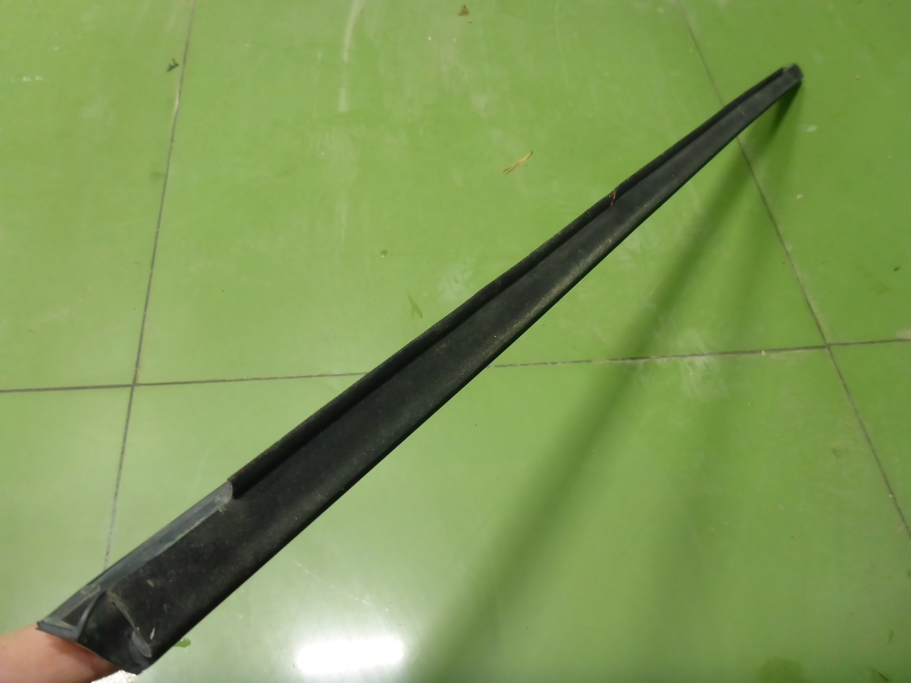 Накладка стекла заднего правого