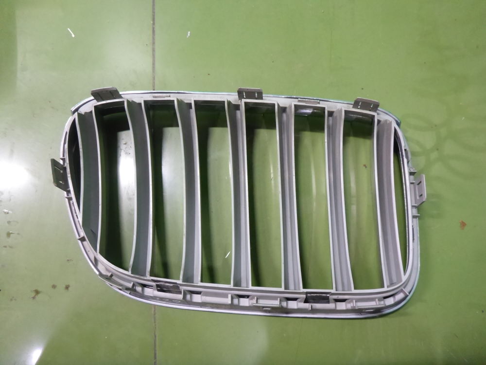 Решетка радиатора левая