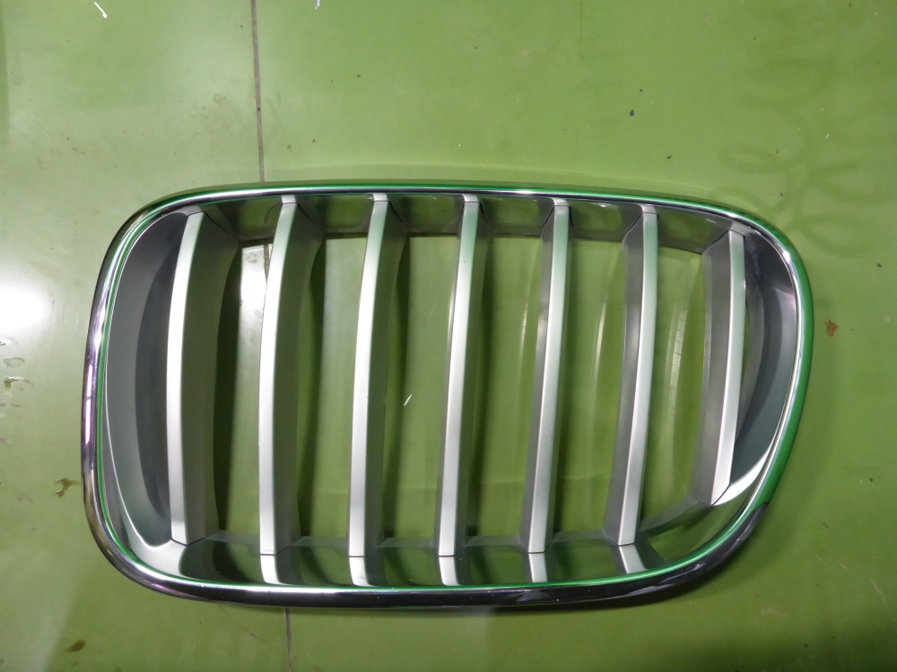 Решетка радиатора левая