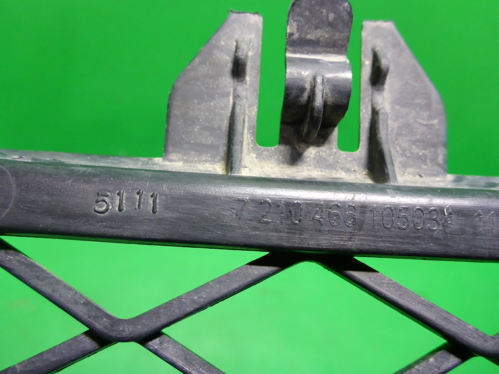 Решетка в бампер центральная