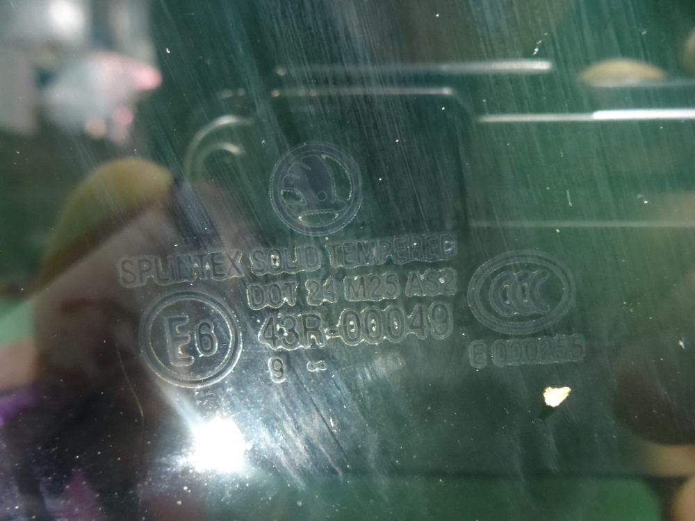 Стекло двери задней правой