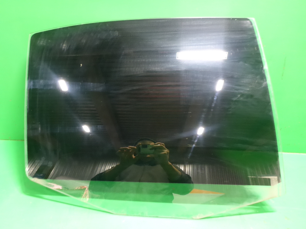 Стекло двери задней правой