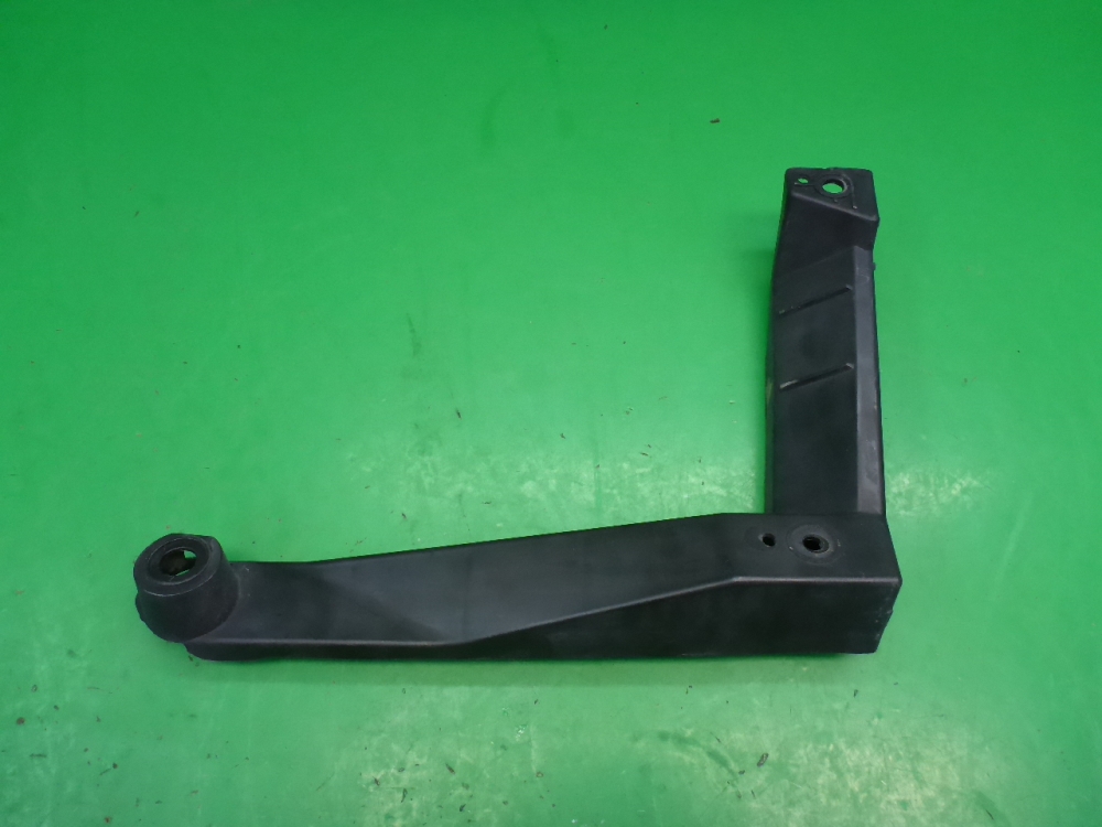 Кронштейн заднего бампера правый