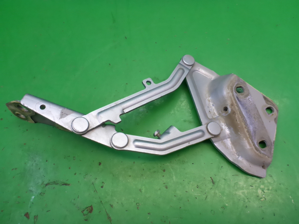 Петля капота правая