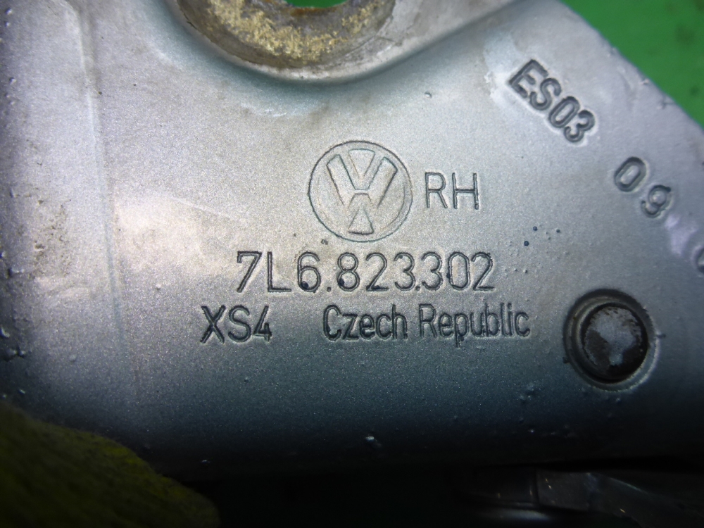 Петля капота правая