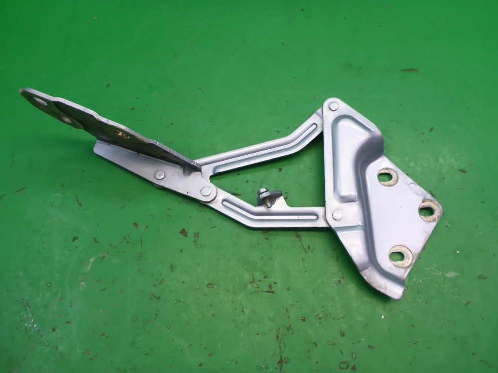 Петля капота левая