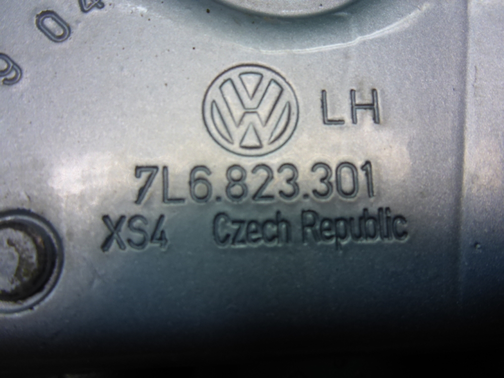 Петля капота левая