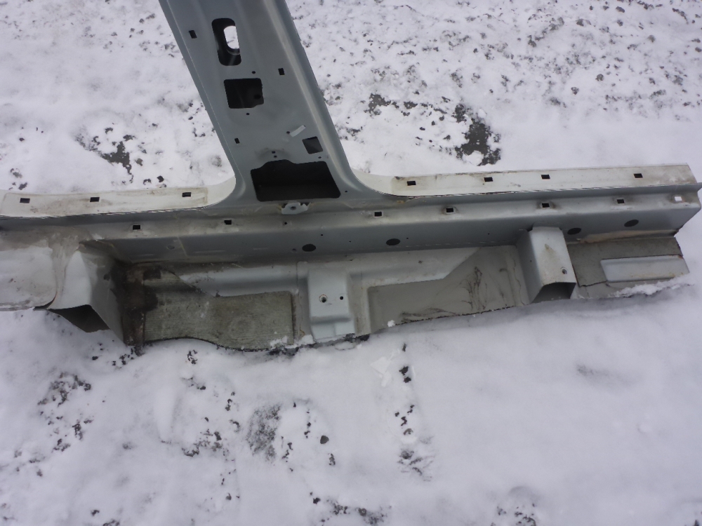 Порог со стойкой левый