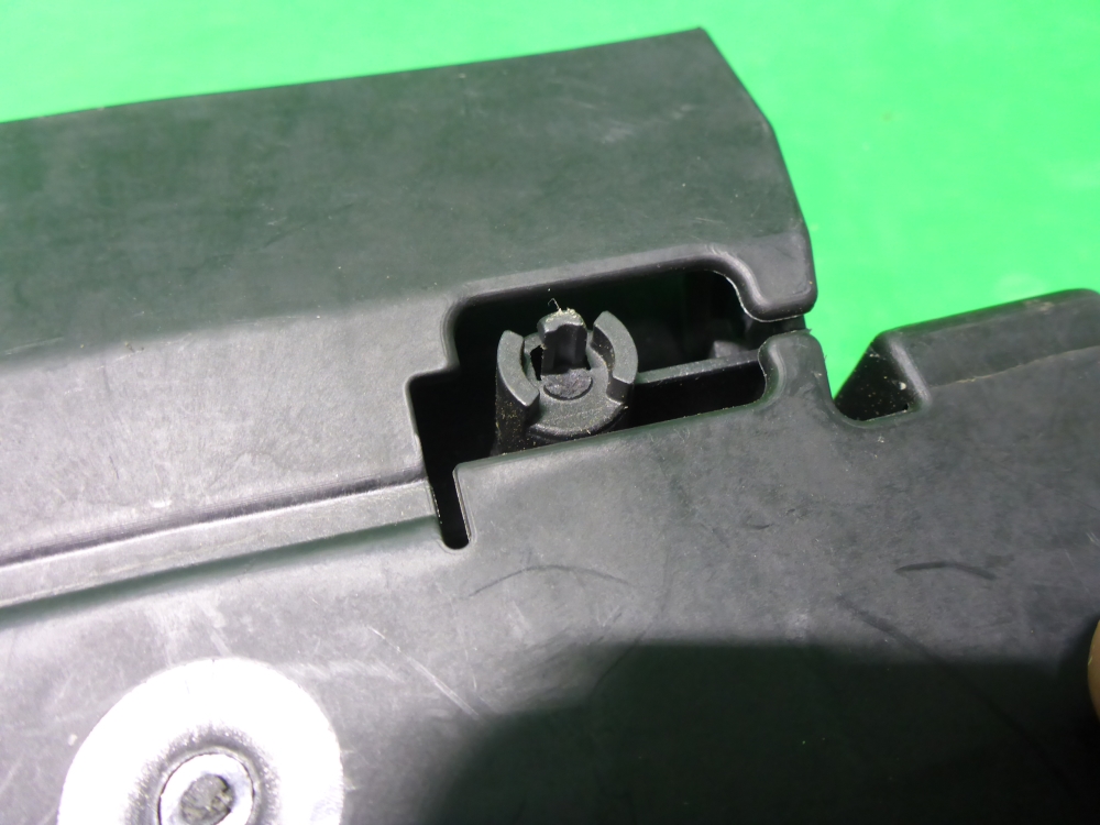 Замок спинки сиденья