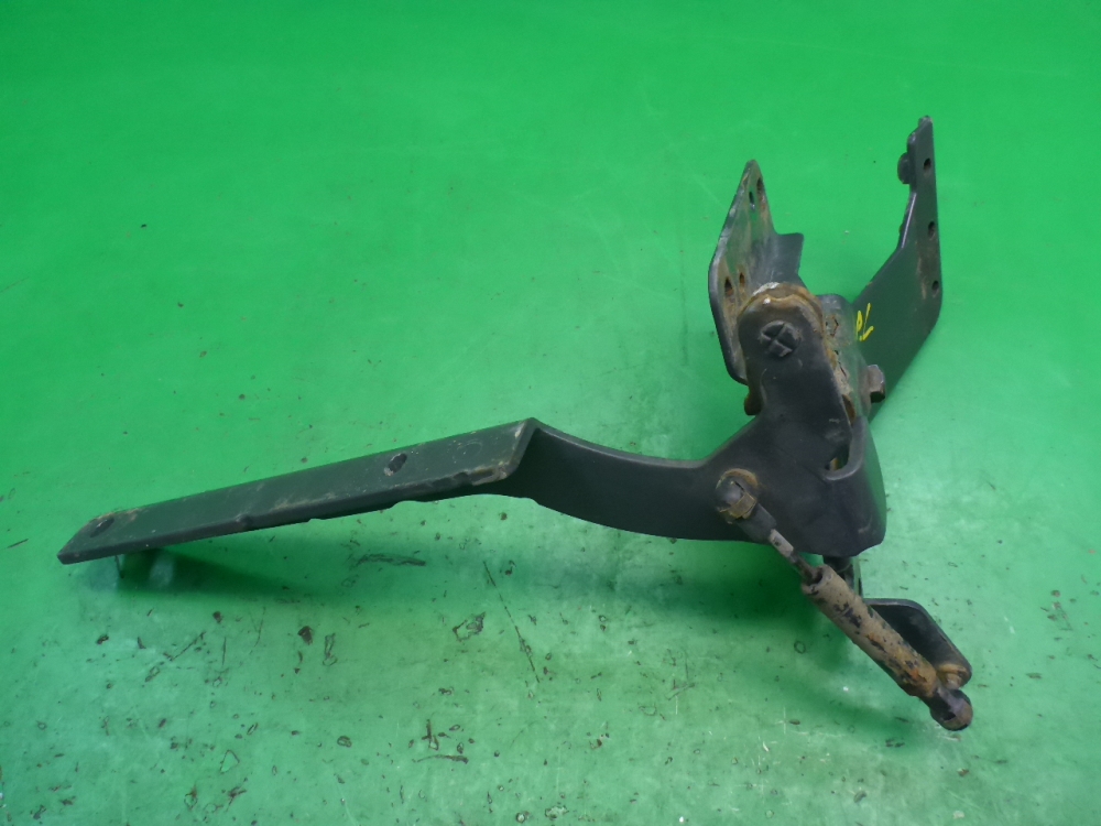 Петля капота левая