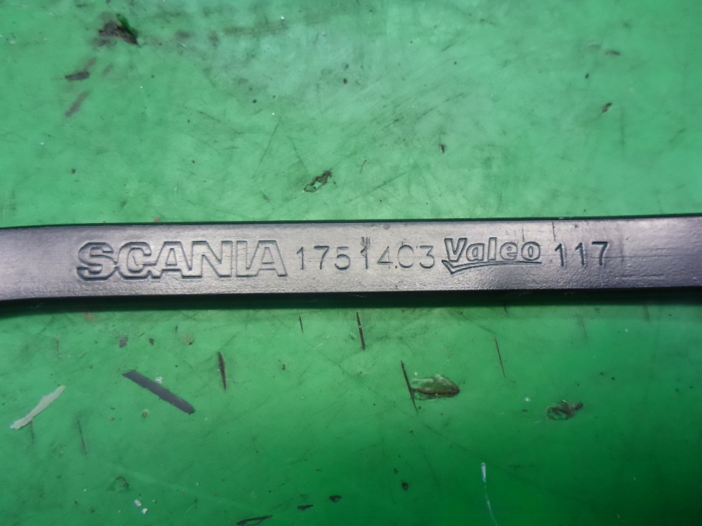 Поводок стеклоочистителя передний правый