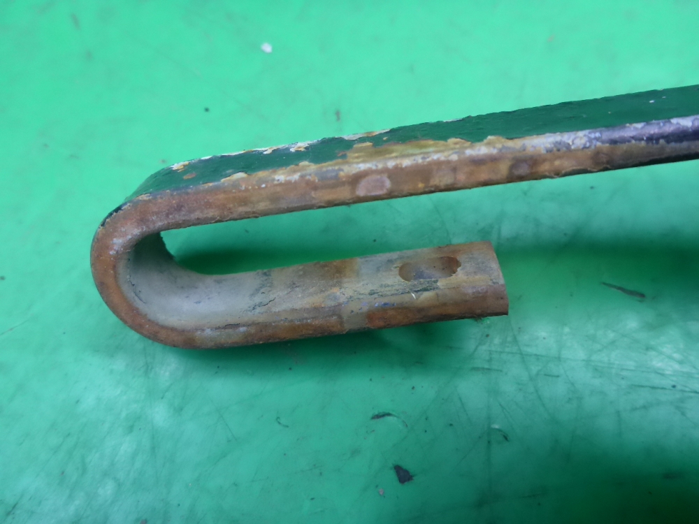 Поводок стеклоочистителя передний левый