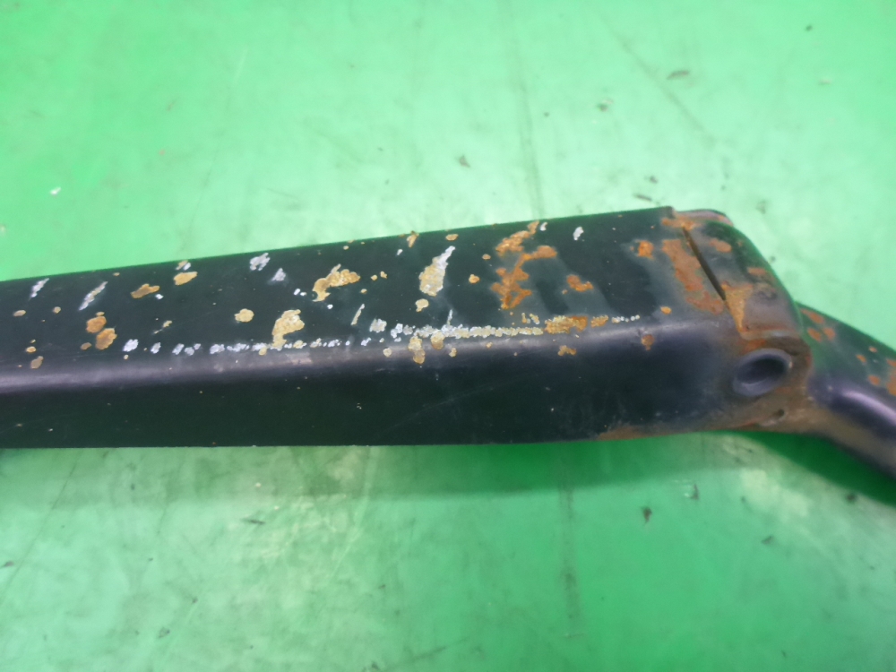 Поводок стеклоочистителя передний левый