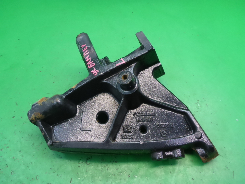 Кронштейн переднего бампера левый